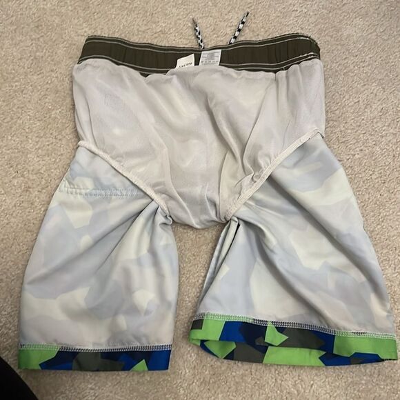 Gymboree youth boys Large (10/12) camouflage swim trunks. - Picture 5 of 6